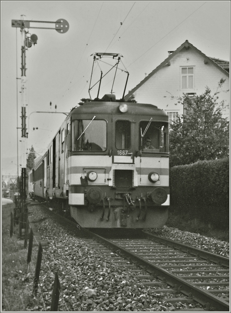 Der SBB De 4/4 1667 verlässt Menziken SBB mit einem Regionalzug Richtung Beromünster.
Analoges Bild, August 1984