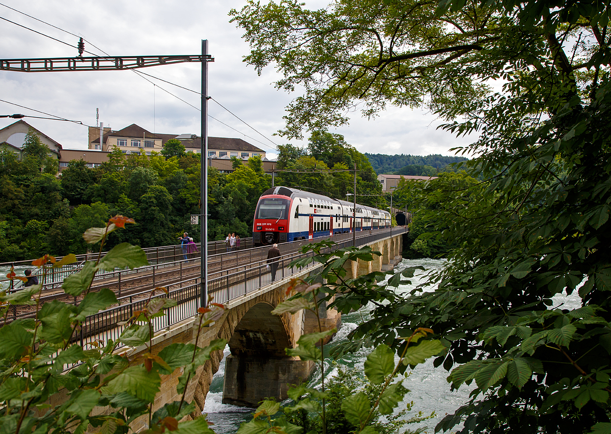 
Der SBB-Doppelstocktriebzug (DTZ) RABe 514 047-0 (ein Siemens Desiro Double Deck) überquert am 18.06.2016 die Rheinbrücke zwischen Schloss Laufen am Rheinfall und Neuhausen.  Erfährt als S 24 der S-Bahn Zürich die Verbindung Zug - Zürich HB - Winterthur - Schaffhausen – Thayngen.