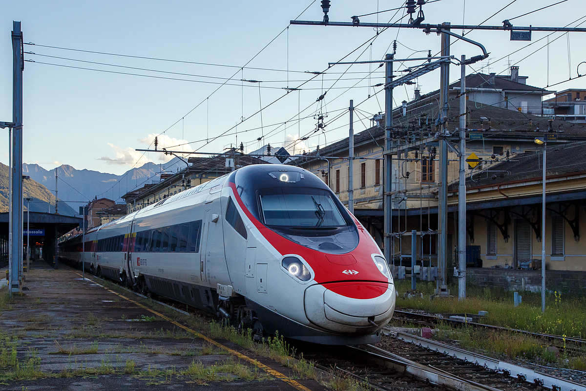 Der SBB ETR 610 014 der 1. Serie(93 85 1 503 014-7 CH-SBB) verlässt am 14.09.2017, als EC 36 (Milano Centrale - Stresa - Domodossola - Brig - Sion - Montreux - Lausanne - Genève),  den Bahnhof Domodossola in Richtung Simplon. Die SBB bezeichnen die Züge auch als  Astoro  (abgeleitet aus italienisch astore für  Habicht ). 