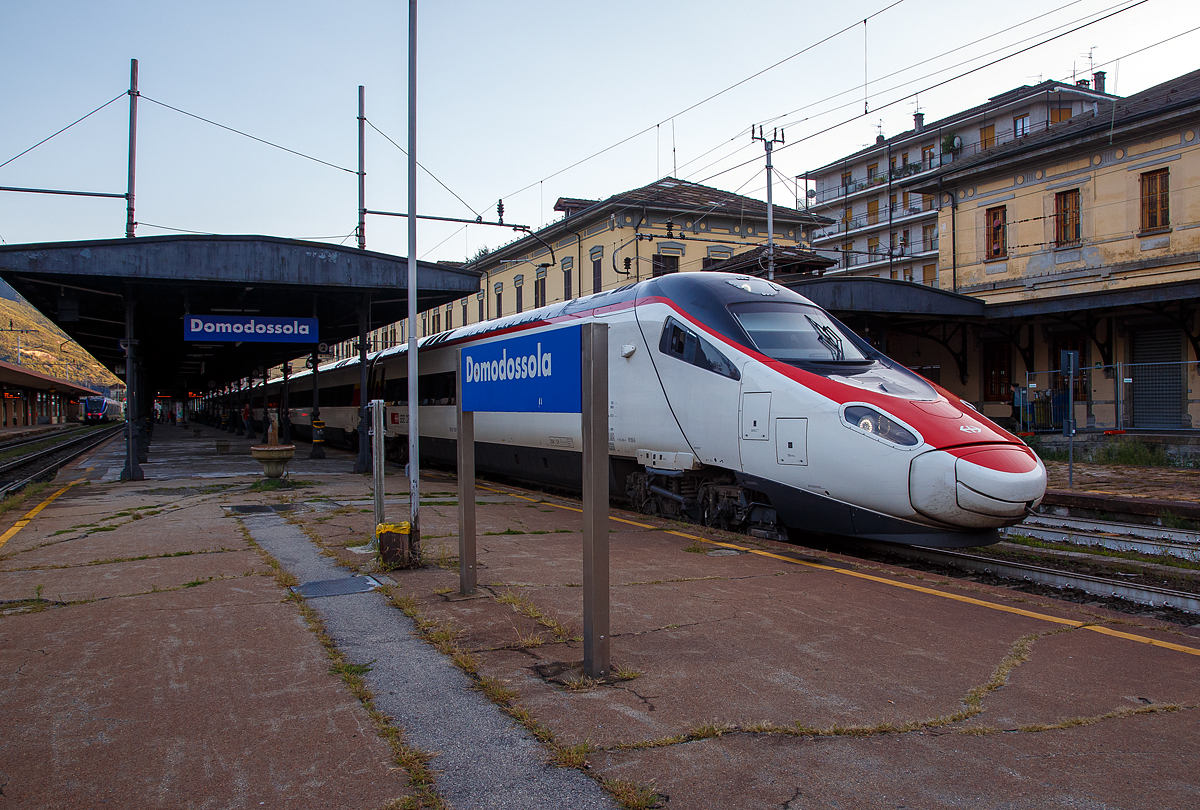 Der SBB ETR 610 014 der 1. Serie (93 85 1 503 014-7 CH-SBB) am 14.09.2017, als EC 36 (Milano Centrale - Stresa - Domodossola - Brig - Sion - Montreux - Lausanne - Genève),  beim Halt im Bahnhof Domodossola. Die SBB bezeichnen die Züge auch als  Astoro  (abgeleitet aus italienisch astore für  Habicht ). 