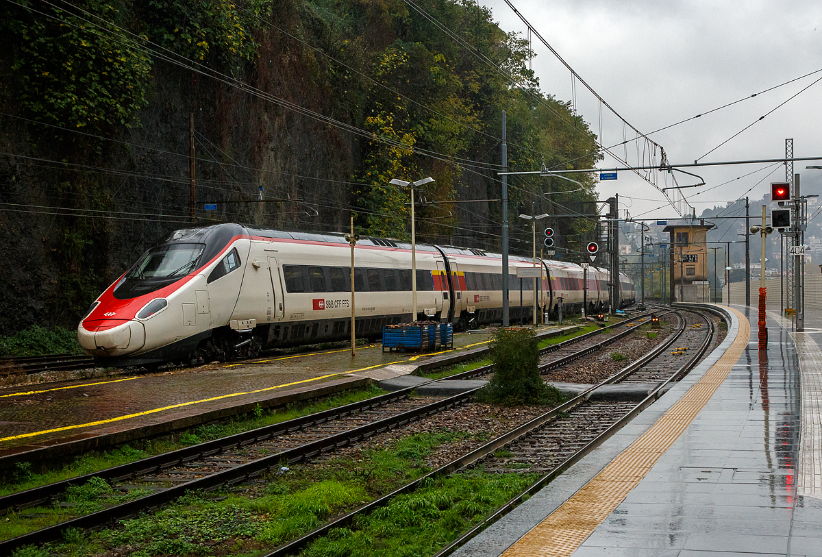 Der SBB ETR 610.007 (93 85 5 610 007-2 CH-SBB) ein ETR 610 der 1.Serie, verlässt am 03.11.2019 als EC 358 (Milano Centrale – Basel SBB), bei Regen den Bahnhof Como San Giovanni in Richtung Chiasso.