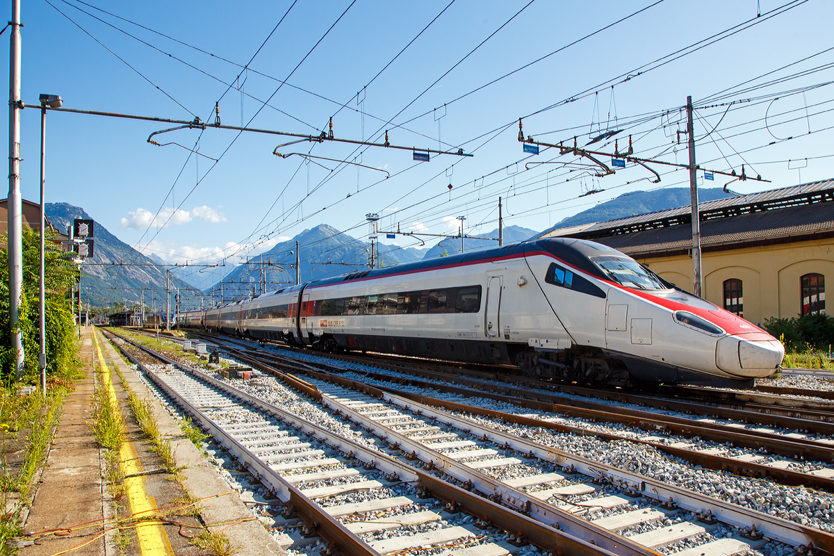 
Der SBB ETR 610.014 (ETR 93 85 5 610 014-8 CH-SBB) ein ETR 610 der 1.Serie, gekuppelt mit dem RABe 503 012  “Ticino“ (93 85 0 503 012-3 CH-SBB), ein ETR 610 der 2.Serie, verlassen am 03.08.2019 den Bahnhof Domodossola in Richtung Mailand.

Seit 2018 bezeichnet die SBB die ETR 610 als Astoro, abgeleitet vom italienischen Begriff Astore für Habicht.
