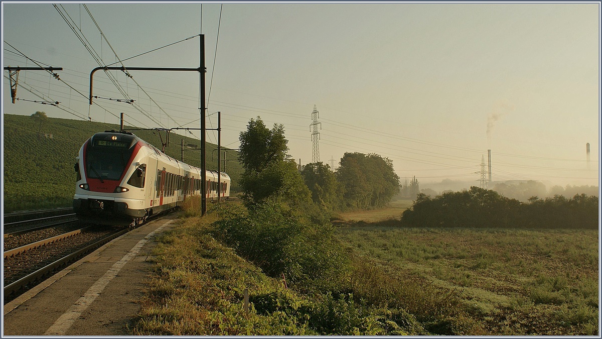 Der SBB Flirt 524 009-8 als RER 96716 Genève - La Plaine, erreicht Russin.
27. Aug. 2009