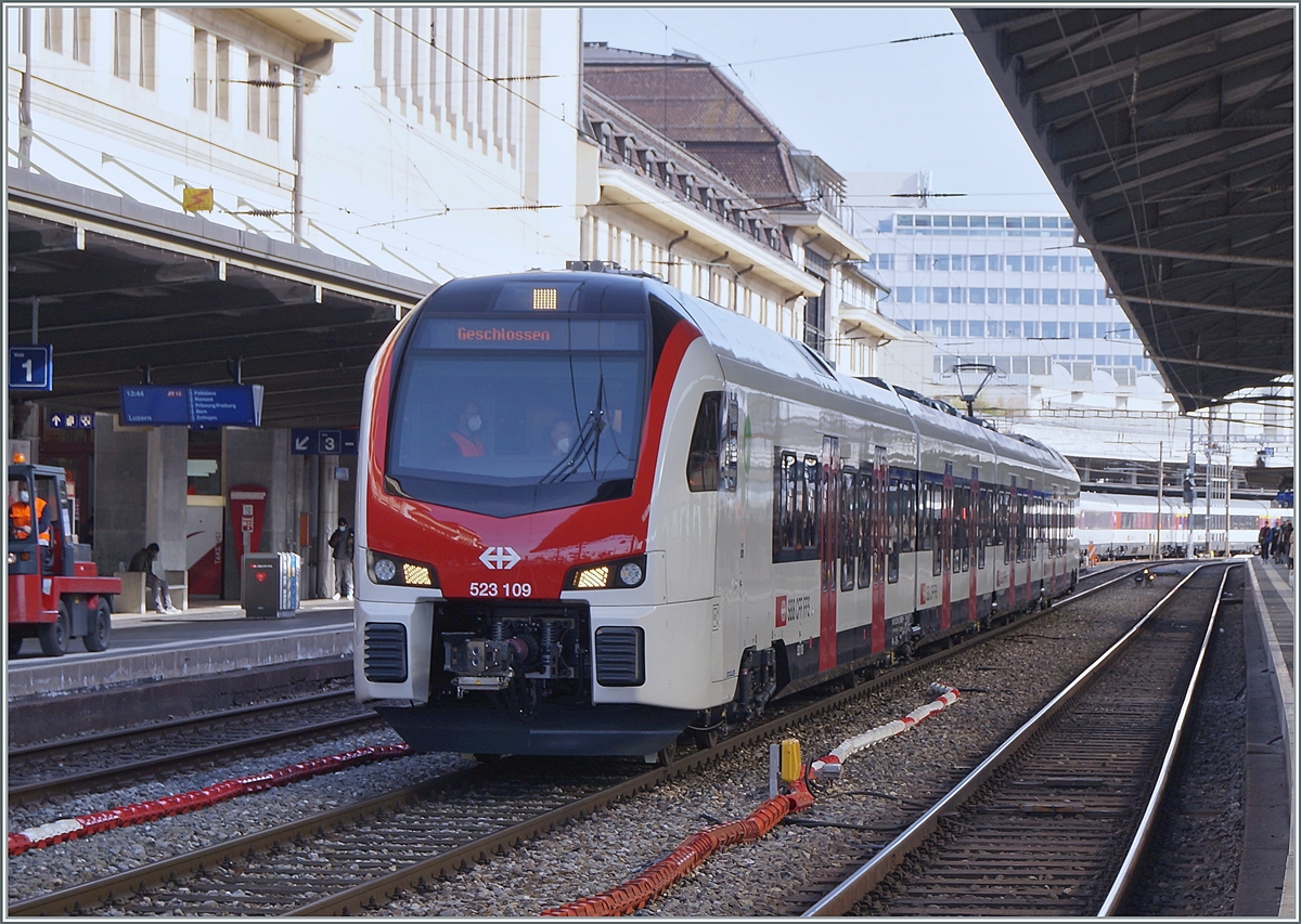Der SBB Flirt3 RABe 523 109 ist auf Testfahrt in Lausanne.

19. Feb. 2021