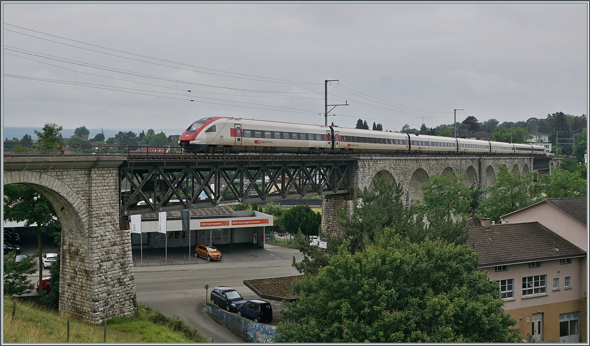 Der SBB ICN 500 035  Niklaus Riggenbach  ist als IR51 1614 auf dem 285 Meter langen Mösli Viadukt kurz nach der Abfahrt in Grenchen Nord auf dem Weg nach Biel/Bienne. Wobei der Zug nur ganz knapp und der Viadukt nur zum Teil auf dem Bild Platz fand. 

4. Juli 2021