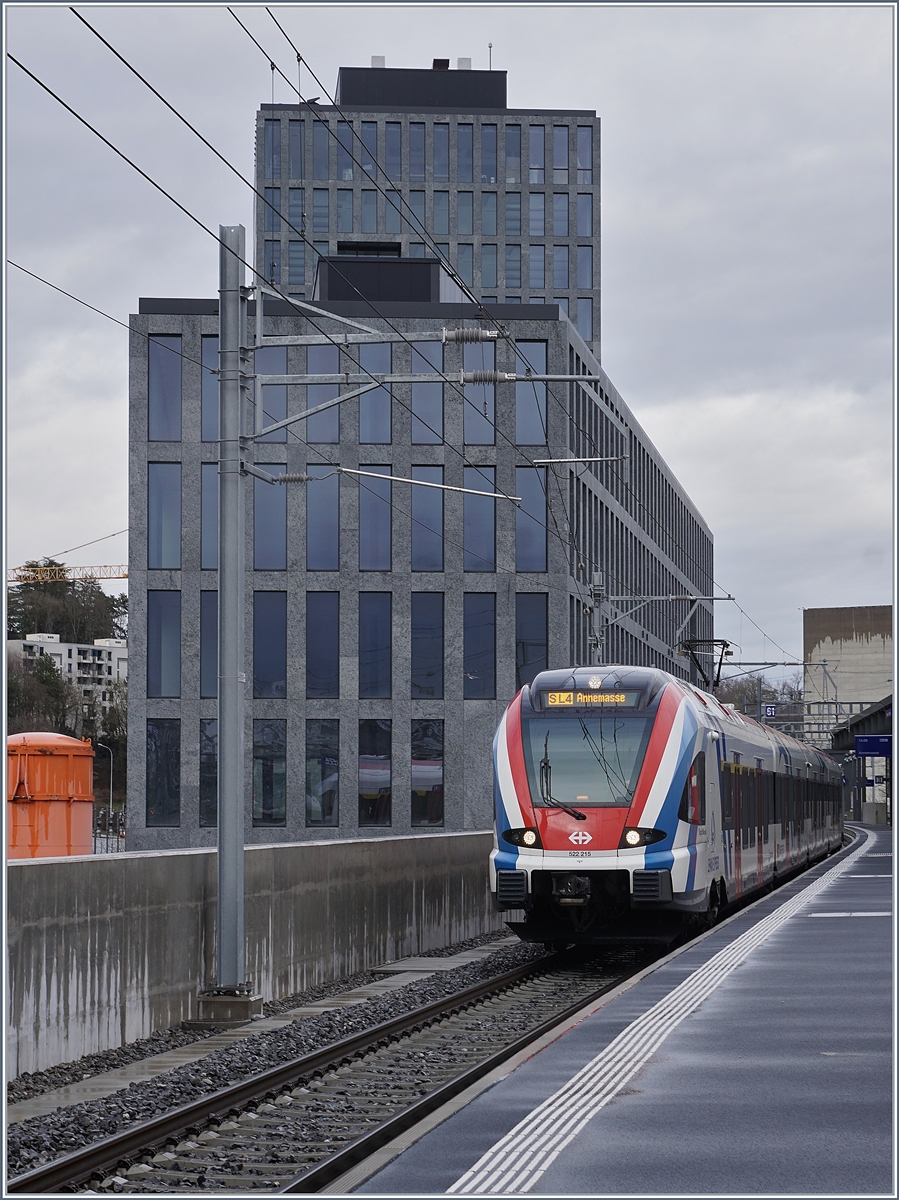 Der SBB LEX RABe 522 215 als SL4 nach Annemasse bei der Abfahrt in Lancy Pont Rouge. 

13. Februar 2020