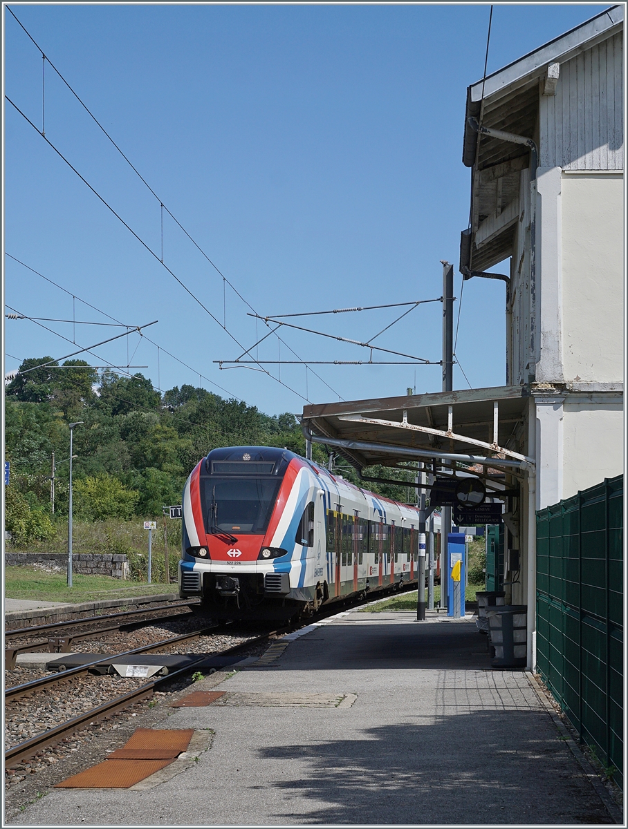 Der SBB LEX RABe 522 224 auf dem Weg als SL6 nach Bellegarde (Aine) erreicht den 5,2 km von La Plaine entfernten SNCF Bahnhof Pougny-Chancy. Wie der Bahnhofsnahme schon sagt,  teilen  sich die beiden Orte Pougny und Chancy die Haltestelle, wobei Chancy als westlichster Ort in der Schweiz nur etwa 500 Meter von hier entfernt ist.

16. August 2021