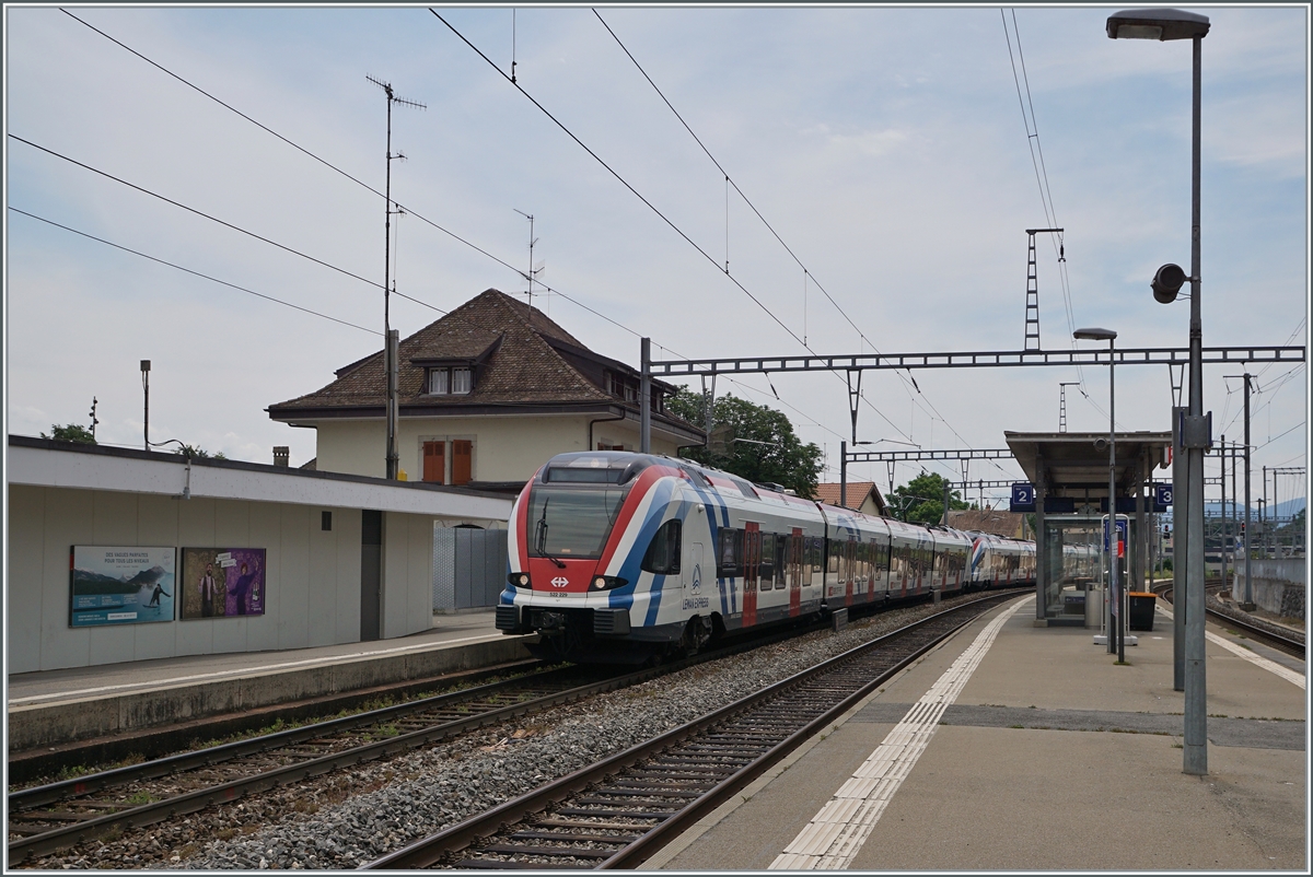 Der SBB LEX RABe 522 229 und ein weiterer erreichen Versoix.

28. Juni 2021
