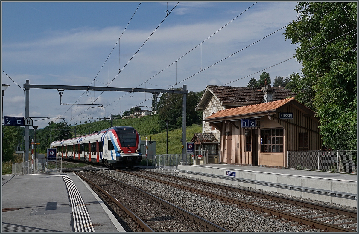 Der SBB LEX RABe 522 228 erreicht als Léman Express SL5 (La Plaine - Genève) den Halt Russin.

28. Juni 2021 