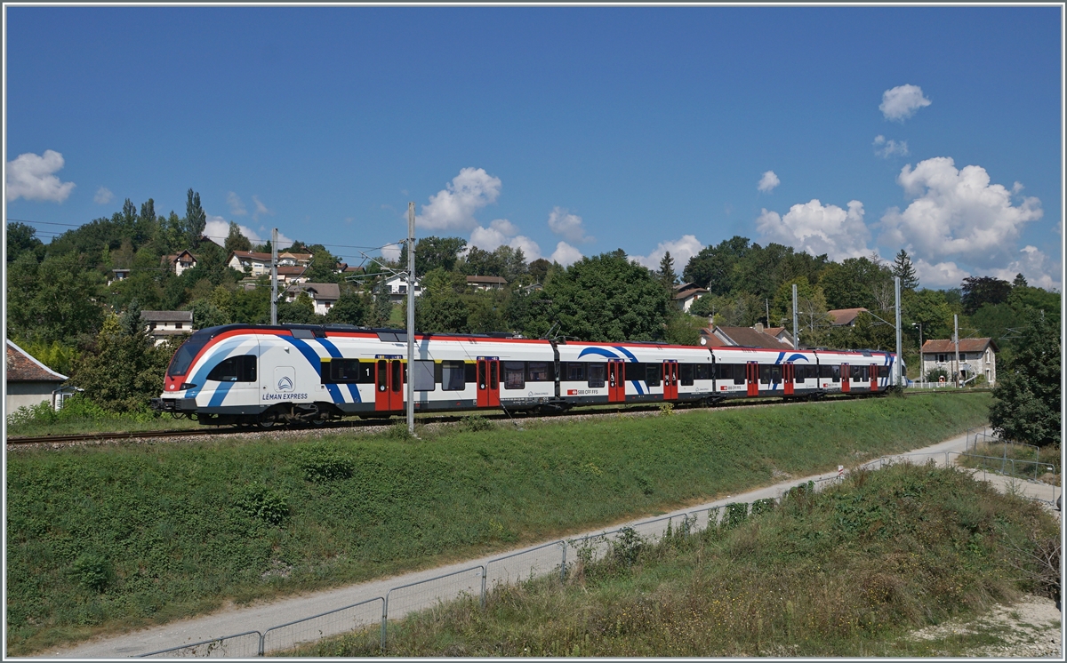 Der SBB LEX RABe 522 224 hat als Léman Express SL6  Pougny-Chancy verlassen und fährt nun nach Bellegarde. 

6. Sept. 2021

