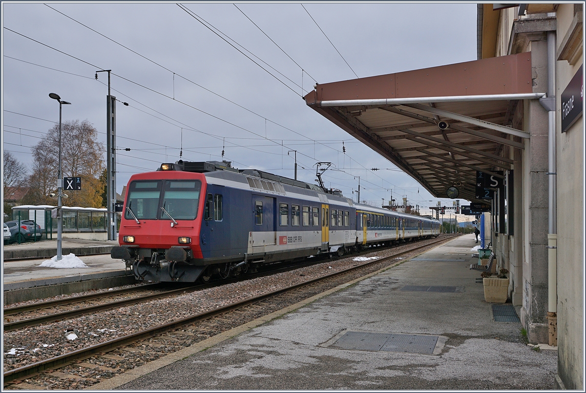 Der SBB NPF  France  RBDe 562 mit EW I und Bt wartet in Frasne auf den TGV von Paris und in der Folge auf die Abfahrt zurück nach Neuchâtel. 

23. Nov. 2019