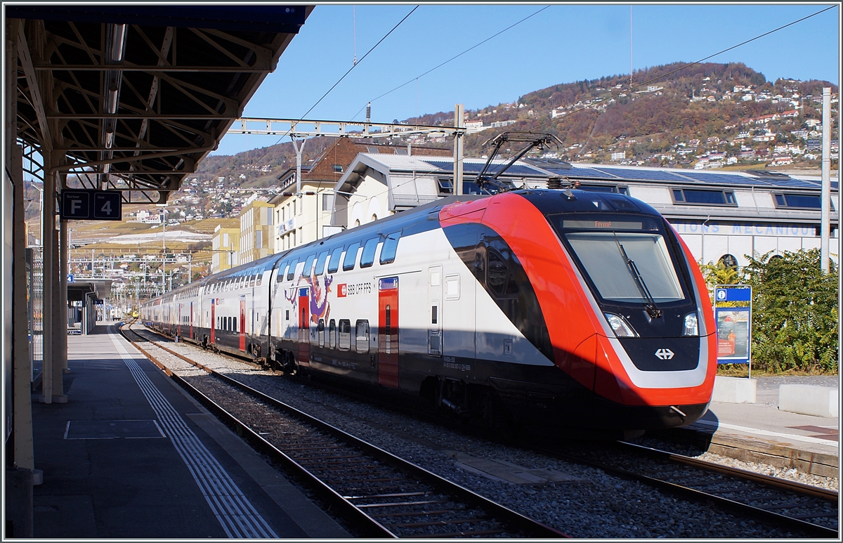 Der SBB RABDe 502 007 (94 85 0 502 007-3 CH-SBB) wartet in Vevey auf die Weiterfahrt nach Puidoux (die direkte Strecke nach Lausanne ist infolge Bauarbeiten gesperrt) und kam dabei vor den nun renovierten Fabrikgebäude der Ateliers de constructions mécaniques de Vevey (ACMV) zum stehen. 1842 gegründet und war dieses Werk im Laufe der Zeit hauptsächlich in der Hydraulik aktiv, der Bau von Eisenbahnfahrzeugen wurde 1948 in Villeneuve aufgenommen. 1992 wurde Der Hauptsitz in Vevey geschlossen und Bombardier übernahm die Werkhallen in Villeneuve.

6. November 2021
