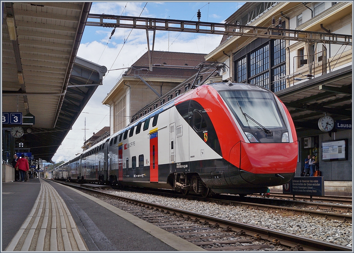 Der SBB RABe 502 207 (UIC 94 85 0 502 207-9 CH-SBB)  Stadt BERN  auf Testfahrt in Lausanne. Die Front dieses Twindexx-Zugs weist eine etwas abweichende, aber gefällige Lackierung auf. 

19. Juni 2020