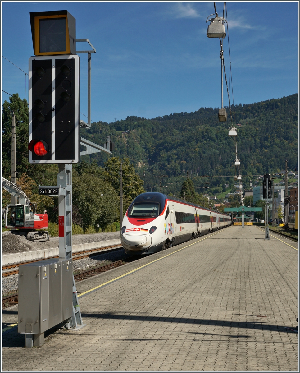 Der SBB RABe 503 018 in der passenden Lackierung verlässt auf der Fahrt von Zürich nach München den Bahnhof von Bregenz. 

13. Sept. 2022  