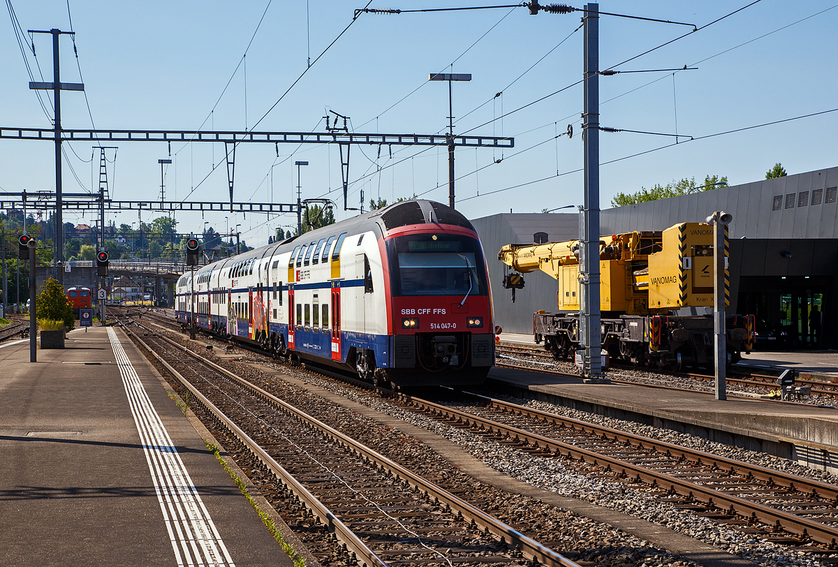 Der SBB RABe 514 047-0  (ein DTZ bzw. Siemens Desiro Double Deck) fährt am 07.06.2015, als S 16 nach Effretikon, in den Bahnhof Zürich-Tiefenbrunnen ein. Recht steht der 110t - KIROW Gleisbauschienenkran KRC 1010 der Vanomag AG, Kran XI, Schweres Nebenfahrzeug Nr. 99 85 9219 031-3 CH-VMG VTmaass.

Am 23. Februar 2003 entschied der SBB Verwaltungsrat die ersten 35 Züge für die S-Bahn Zürich bei Siemens Transportation Systems zu bestellen. Diese Entscheidung kam relativ überraschend, da Siemens zuvor noch keine Doppelstockzüge hergestellt hatte.

Die DTZ bilden die zweite Fahrzeuggeneration der Zürcher S-Bahn und ergänzen seit 2006 die erste Generation in Form der Doppelstockpendelzug (DPZ). Gegenüber diesen verfügen die DTZ über Niederflureinstieg, Fahrzeugklimatisierung und Vakuumtoiletten. 
Der vierteilige Triebzug bestehend aus zwei Triebköpfen und zwei Mittelwagen und wird in den beiden Triebköpfen von Asynchrommotoren, die jeweils ein Triebdrehgestell versorgen, angetrieben. Damit sind insgesamt 8 Achsen mit jeweils 400kW angetrieben. Von beiden Triebköpfen muss jeweils ein Stromabnehmer an die Fahrleitung angelegt werden, da aus Platzgründen keine 15kV Dachleitung vorhanden ist. Die zweiflügeligen Außentüren wurden behindertengerecht mit Schiebetritten ausgerüstet.

Technische Daten
Gebaute Anzahl: 61 vierteilige Triebzüge
Baujahre: 2005-2008 (1.+2.Serie)
Spurweite:  1.435mm (Normalspur)
Achsformel: Bo-Bo+2`2`+2`2`Bo-Bo
Länge über Kupplung: 100 m
Höhe: 4.600mm
Breite: 2.780mm
Leergewicht: 225t
Achsabstand im Drehgestell: 2.500mm
Raddurchmesser: 920mm
Höchstgeschwindigkeit: 140 km/h
Stundenleistung: 3.200 kW
Anfahrzugkraft: 240kN
Beschleunigung: 1,1m/s2
Stromsystem: 15kV 16,7 Hz 
Sitzplätze: 1.Klasse 74 / 2.Klasse 304
Stehplätze: ca. 600
Einstieghöhe: 600mm über SOK
