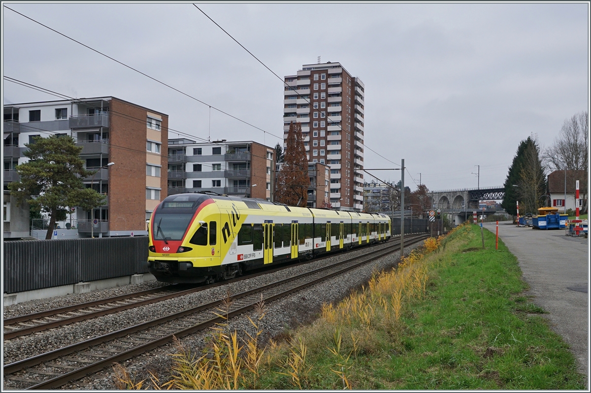 Der SBB RABe 521 117 im Werbeanstrich ist als Regionalzug 7621 von Biel/Bienne nach Solothurn unterwegs und befindet sich hier zwischen Lengnau und Grenchen Süd.

11. November 2020 