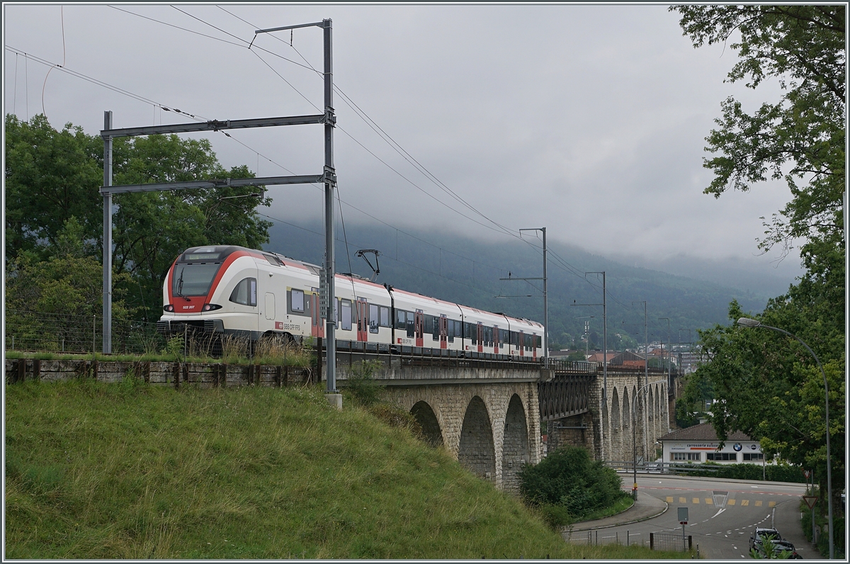 Der SBB RABe 522 207 nach Meroux TGV fährt kurz vor der Ankunft in Grenchen Nord über den BLS /MLB Mösli Viadukt. 

4. Juli 2021