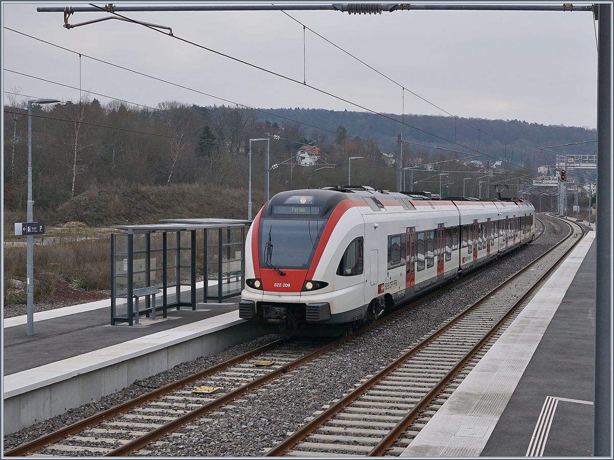 Der SBB RABe 522 209 erreicht den zur Wiederinbetriebnahme (ab 9.12.2018) der Strecke nach Belfort komplet neu gestalteten Bahnhof Delle. 

Heute, da Samstag, endet dieser Zuglauf hier, sonst fährt der Zug in ders Schulzeit wie etliche andere Züge als RE nach Meroux TGV weiter. 


15. Dez. 208  