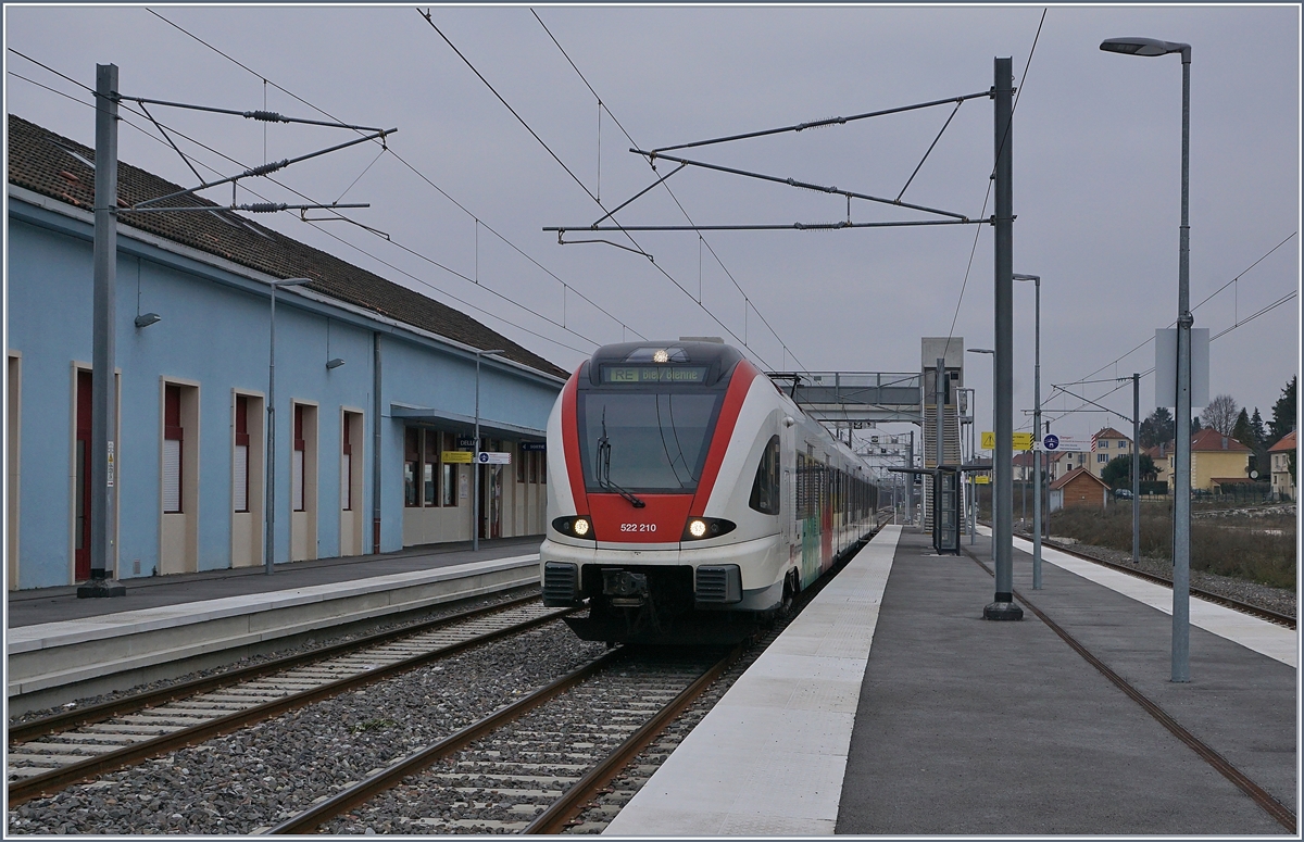 Der SBB RABe 522 210 als RE Meroux - Biel/Bienne beim recht kurzen Halt in Delle auf Gleis 2.
15. Dez. 2018