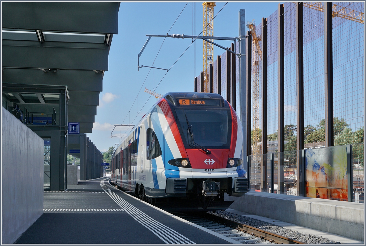 Der SBB RABe 522 220 in  Léman Express  Farben wartet als Regionalzug nach Genève in Lancy Pont Rouge auf die Abfahrt.
19. Juni 2018