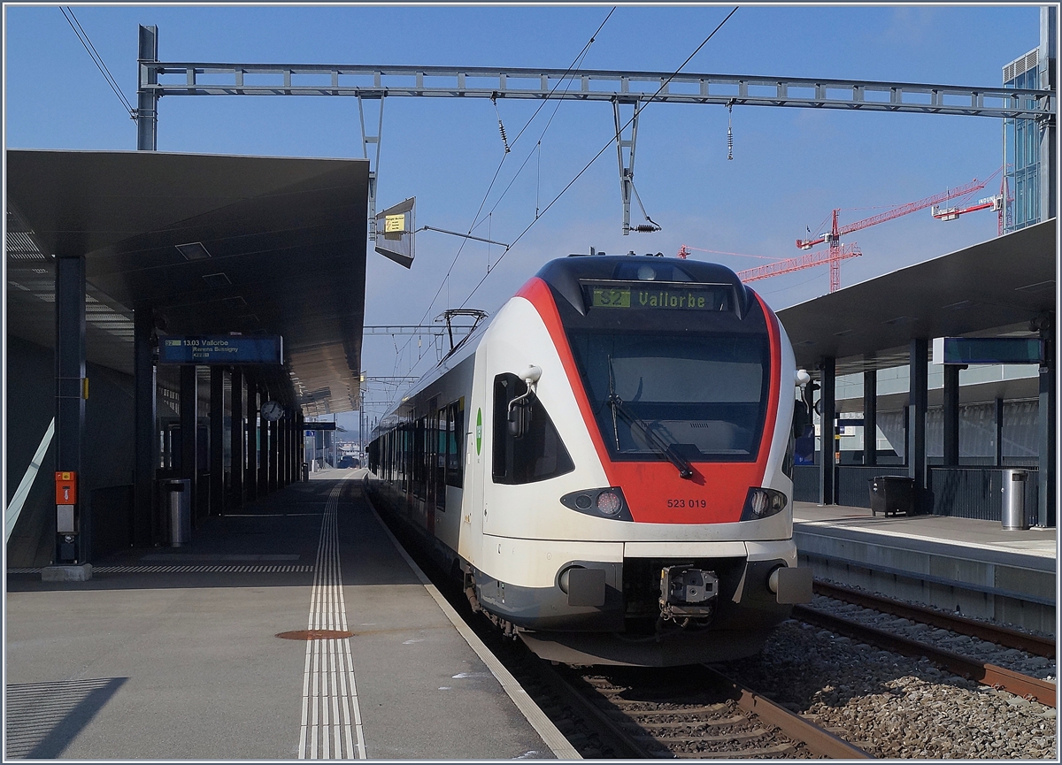 Der SBB RABe 523 019 von Villeneuve nach Vallorbe hält in Prilly-Malley auf Gleis vier. 
Der neuen  Vorortsbahnhof zwischen Lausanne und Renens verfügt zwar über vier Bahnsteigkanten, doch konnten seit der Eröffnung des Bahnhofs noch nie alle vier genutzt werden, da die Strecke von Lausanne nach Rennes VD erst jetzt im Rahmen von  Léman 2030  auf vier Gleise gerweitert wird.
9. Feb. 2018