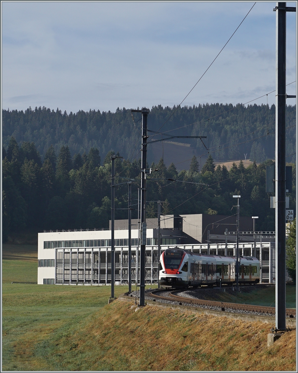 Der SBB RABe 523 022-7 (RABe 523 94 85 0 523 022-7 CH-SBB) erreicht als S2 24216 von Aigle in wenigen Augenblicken sein Ziel Le Brassus. 

15. August 2022