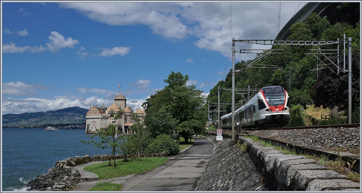 Der SBB RABe 523 058 ist als S3 nach Allaman unterwegs und wird in Kürze hinter dem Château de Chillon (links im Bild) durchfahren. 

29. Juni 2020
