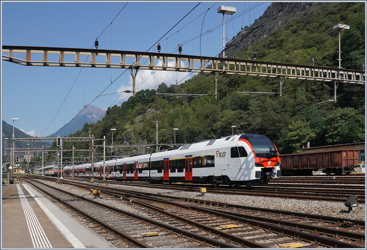 Der SBB RABe 524 301 steht in Biasca. Interessant: die beiden verschiedenfarbigen Stromabnehmer. 

13. Sept. 2020