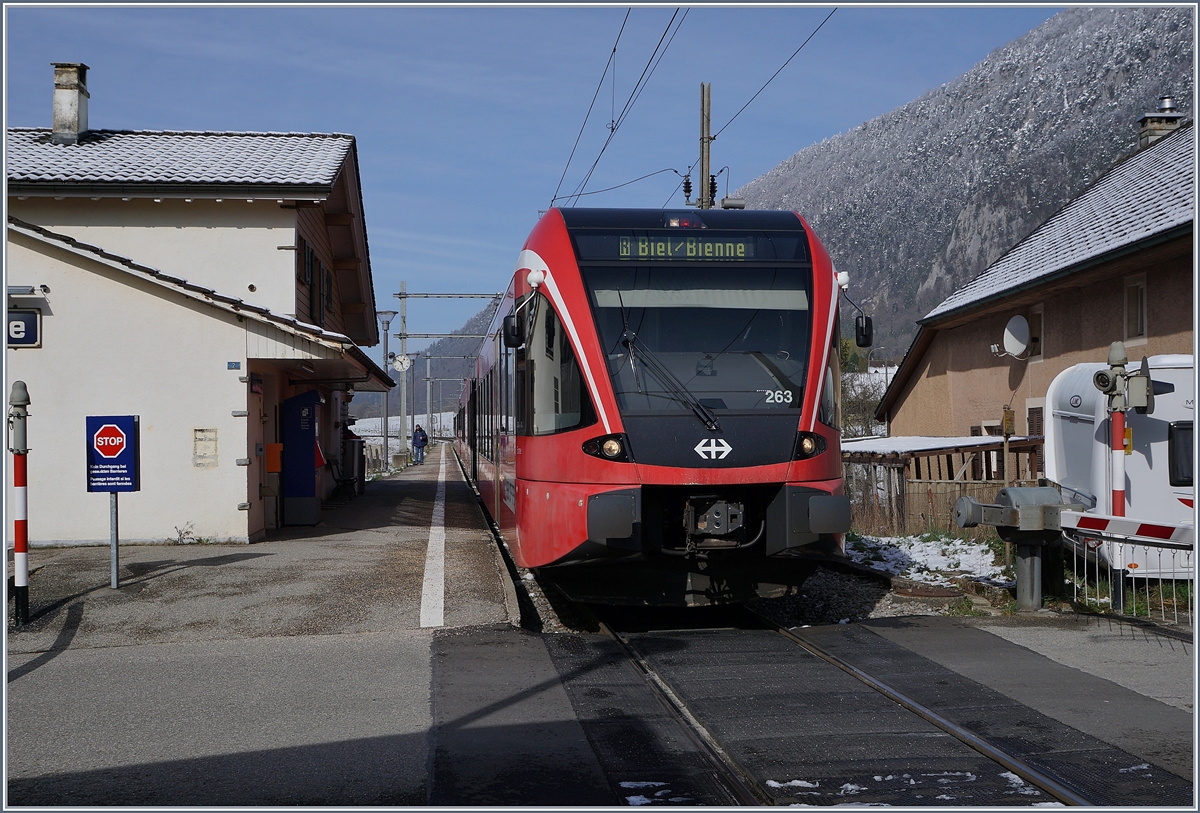 Der SBB RABe 526 263 als Regionalzug 7317 von Moutier nach Biel/Bienne beim Halt in La Heutte. In Sonceboz-Sombeval wurde der aus La Chaux-de-Fonds kommenden RABe 526 angekuppelt, so dass die Fahrt bis Biel/Bienne mit zweie GTW erfolgt.

5. April 2019