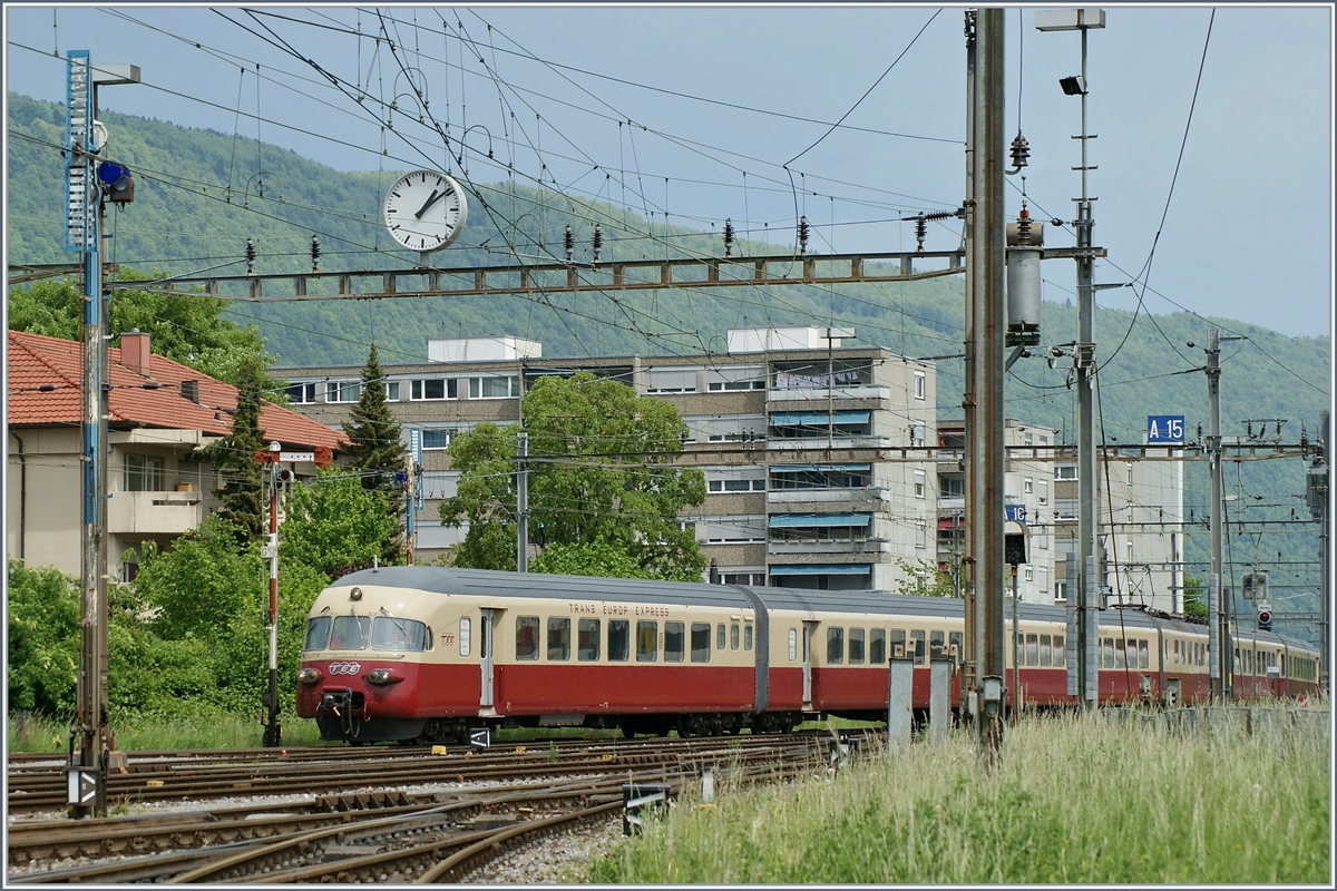 Der SBB RAe TEE II 1053 rangiert zwischen Formsignalen im RB Biel. 

8. Mai 2009