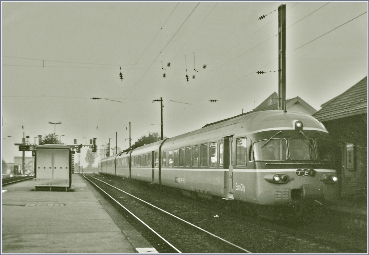 Der SBB RAe TEE II, am Ende seiner Laufbahn der edlen TEE Farbgebung beraubt und als  RABe TEE II  unterwegs, hat TGV Anschlusszug von Bern Frasne erreicht.

Oktober 1999