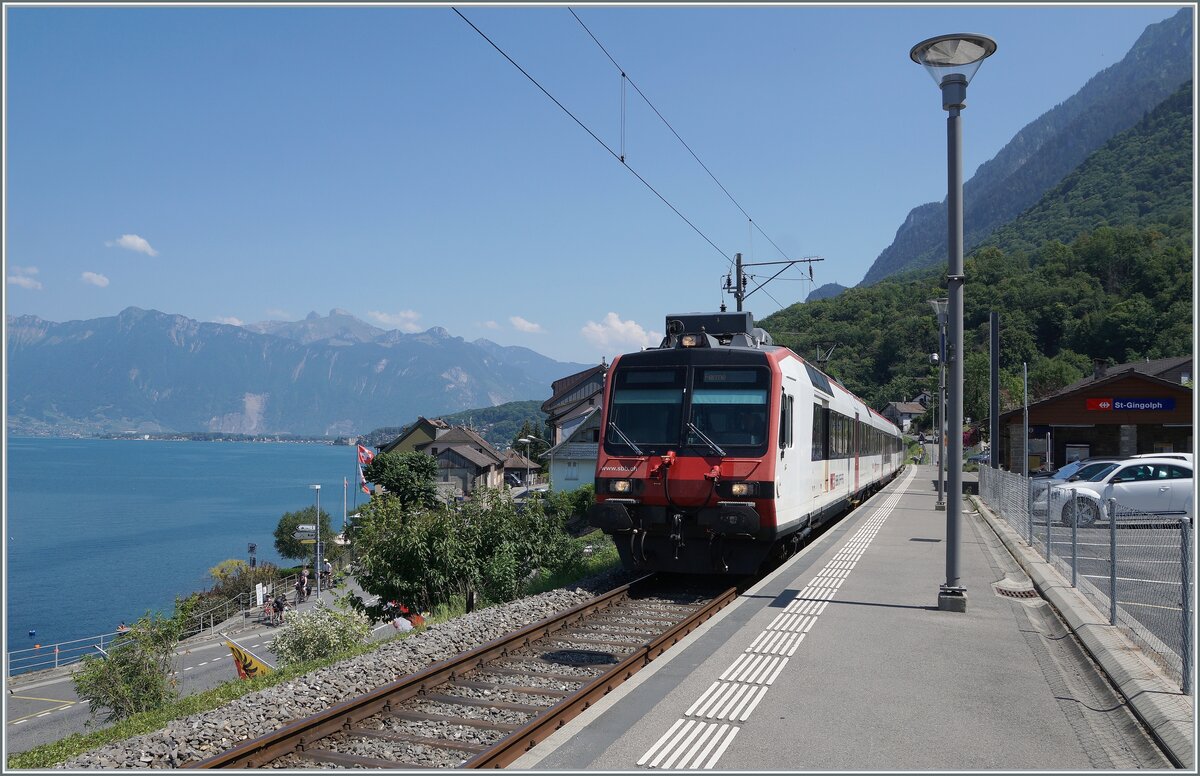 Der SBB RBDe 560 221-4 (RBDe 560 DO 94 85 7 560 221-4 CH-SBB) mit B (B NPZ DO 50 85 29-43 140-7 CH-SBB) und ABt (ABt NPZ DO 50 85 39-43 804-6 CH-SBB) erreicht als Regionalzug 6120 von Brig kommend St-Gingolph (Suisse) - Endstation. 

22. Juli 2022