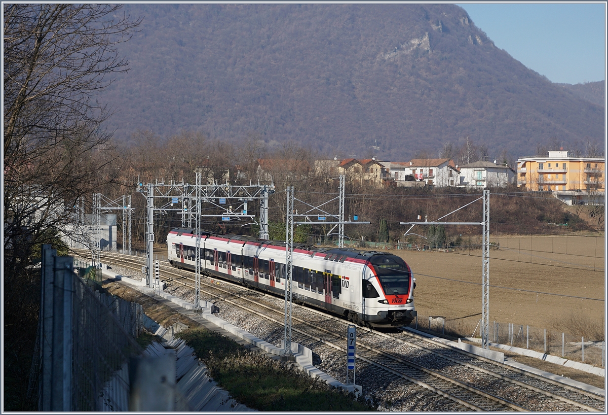 Der SBB TILO RABe 524 008 als S 40 auf dem Weg nach Como S Giovanni auf der vollständig restaurierten und ausgebauten Streckenabschnitt kurz nach Arcisate. Kurz darauf verzweigt sich die Strecken in den Ast nach Porto Ceresio und die Neubaustrecke nach Stabio.

5. Jan. 2019

