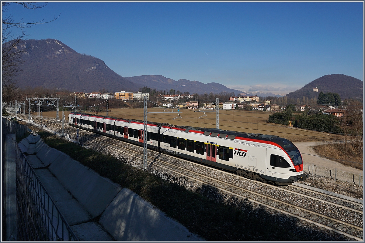 Der SBB TILO RABe 524 008 Mendrisiotto ist kurz nach Arcisate auf dem Weg Richtung Stabio.

5. Jan. 2019