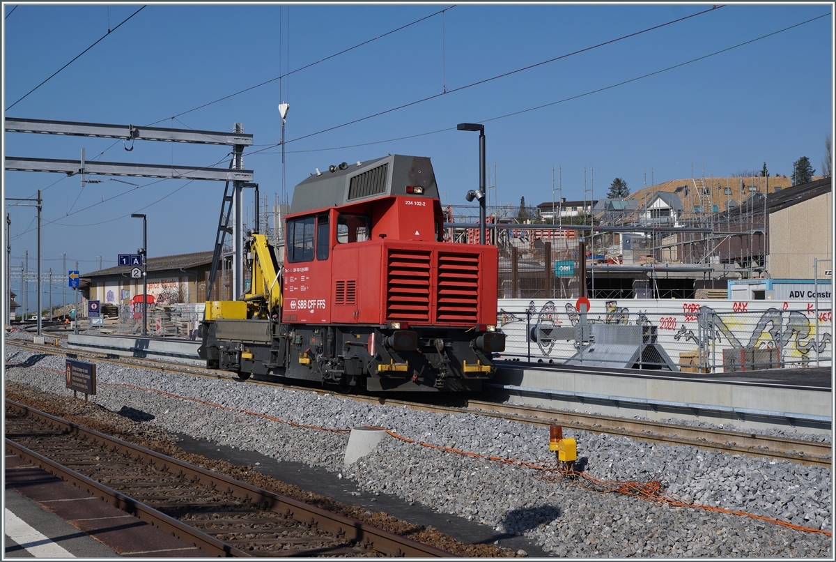Der SBB Tm 234 102-2 (Tm 98 85 5 234 102-2 CH-SBBI) fährt in Cully über das umgebaute und  an diesem Tage wieder in Betrieb gesetzte Gleis 1 in Richtung Vevey.

1. April 2021