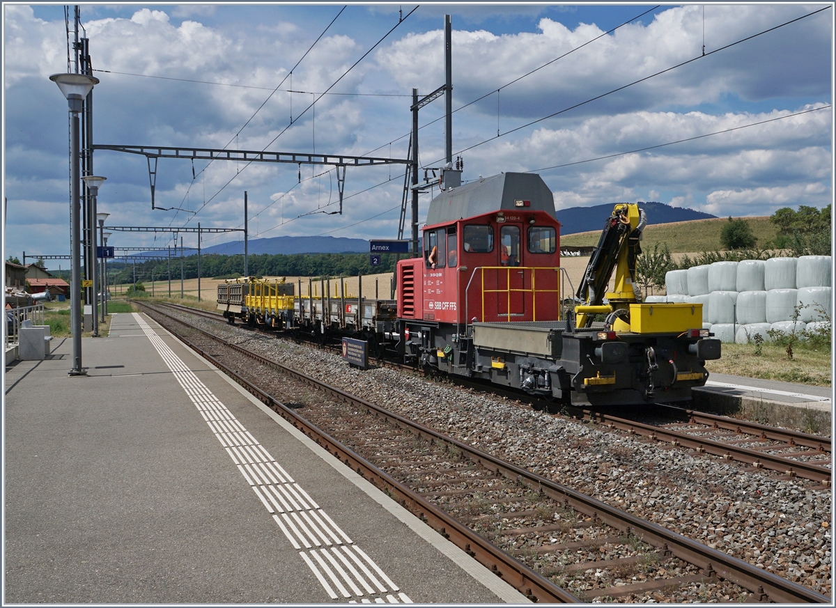 Der SBB Tm 234 120-4  Ameise  ist mit eine Dienstzug auf der Strecke nach Vallorbe unterwegs und fährt durch die Station von Arnex. 

14. Juli 2020