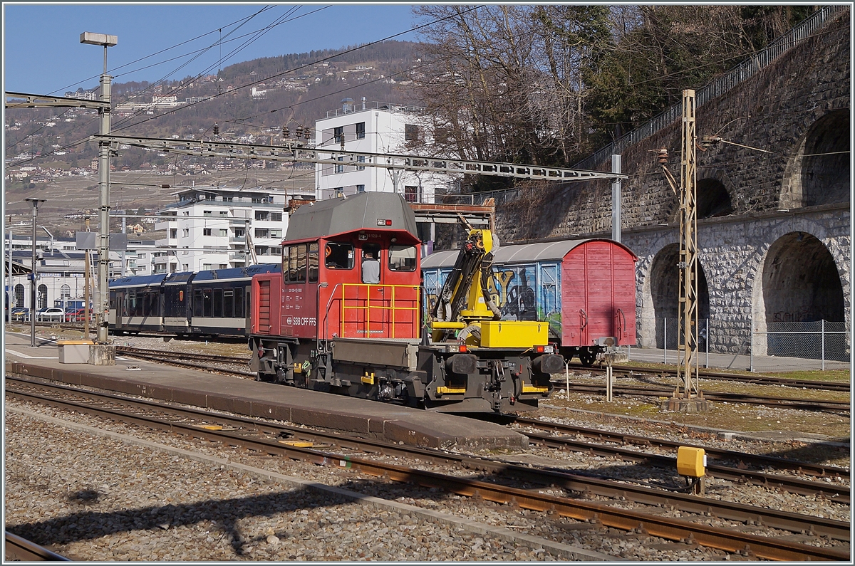 Der SBB Tm 234 120-4 fährt in Vevy ein. Rechts im Bild ein alter Fahrleitungsmast, der bisher alle Umbauaktion schadlos überstanden hat.

25. Februar 2021
