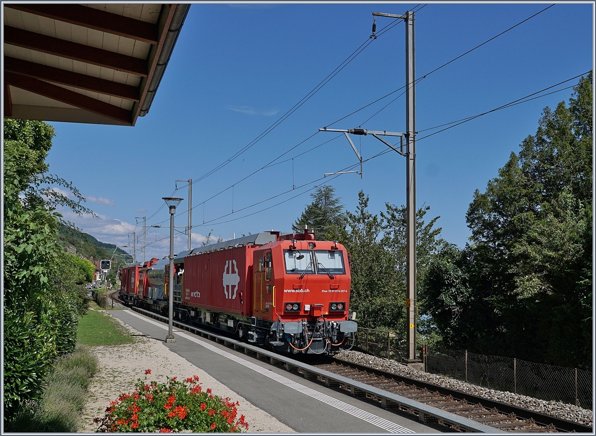 Der SBB XTmas 99 85 9174 007-6 auf seiner Fahrt Richtung Biel/Bienne bei der Durchfahrt in Ligerz.

14. August 2019