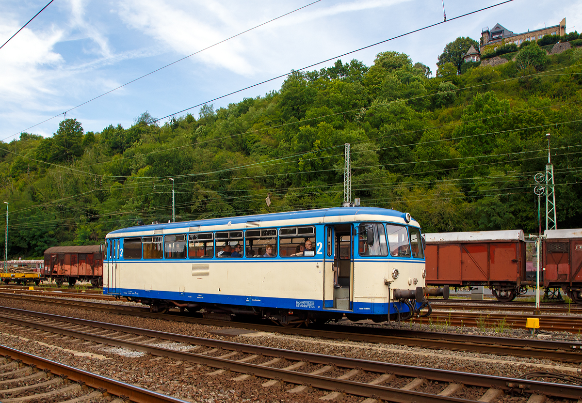 
Der Schienenbus 798 808-2 (95 80 0798 808-2 D-EVG) der Eifelbahn Verkehrsgesellschaft mbH (Betrieber der Kasbachtalbahn), erreicht am 30.07.2017 bald den BahnhofLinz am Rhein.

Der VT (Verbrennungstriebwagen) wurde 1962 von MAN in Nrnberg (Lizenzbau) unter der Fabriknummer 146590 gebaut und als DB VT 98 9808 an die Deutsche Bundesbahn (BW Gieen) geliefert. Zum 01.01.1968 erfolgte die Umzeichnung in DB 798 808-2, unter dieser Bezeichnung fuhr er bis zur Ausmusterung bei der DB am 25.09.1993. Dann kam er als VT 206 zur Drener Kreisbahn, im Jahr 2000 ging er zum EBM in Dieringhausen und gleich drauf zur HWB – Hochwaldbahn in Hermeskeil wo er als VT 57 fuhr. Seit ca. 2014 ist er nun bei der EVG - Eifelbahn Verkehrsgesellschaft in Linz am Rhein.
