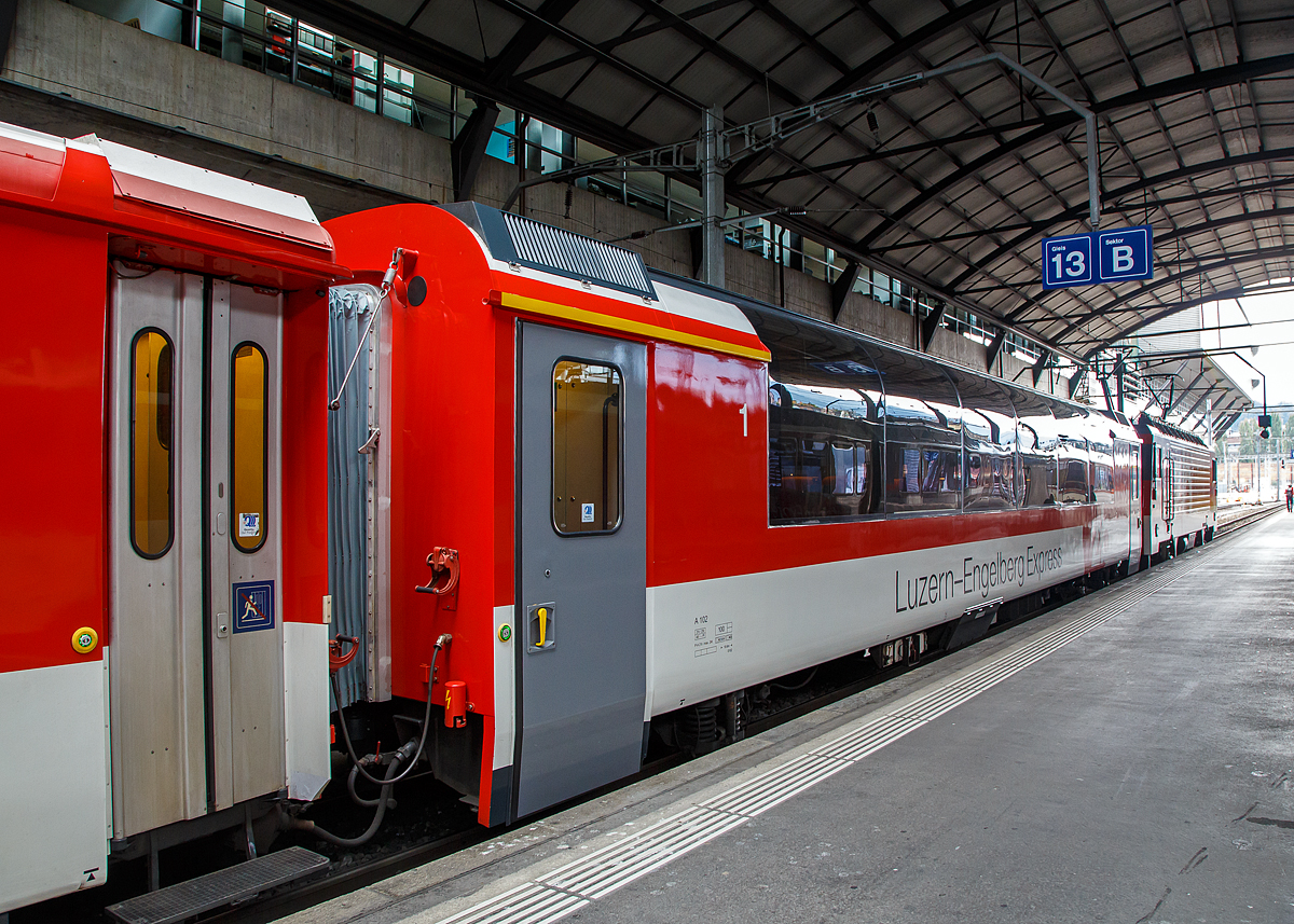 Der schmalspurige 1.Klasse zb Panoramawagen A 102 vom Luzern–Engelberg Express (ex GoldenPass Design zb A 102-0, ex SBB Brünigbahn  As 102.

Im Baukastensystem der PA-90 war ein Panoramawagen vorgesehen gewesen, aber es wurden nur zwei Exemplare als A 102-103 für die SBB-Brünigbahn (heute Zentralbahn) bestellt und 1994 geliefert. Hier wurde in der ersten Klasse der Sitzteiler 2+2 gewählt. Wie bei den 1991 gelieferten normalspurigen Panoramawagen der SBB sind die Fensterscheiben nicht mehr flach, sondern ohne horizontale Unterteilung in die Dachrundung hinein gewölbt.

Ab Werk trugen die Wagen einen roten Anstrich mit schwarz-weißen Querstreifen auf Fensterhöhe. Später wurden sie (zusammen mit zwei kompletten Zuggarnituren der Brünigbahn) in goldbronze und weiss mit anthrazitgrauem Fensterband und der Aufschrift «Golden Pass Panoramic» umgestaltet, diese Farbgebung wurde gleichermaßen bei den Panoramazügen der MOB eingeführt. Seit 2013 sind die beiden Wagen mit der Aufschrift «Luzern-Engelberg-Express» und weiss/rotem Anstrich, als Paradepferd, in die Pendelzüge nach Engelberg eingereiht.

TECHNISCH DATEN:
Baujahre: 1994 (SWA)
Spurweite: 1.000 mm
Länge über Puffer : 18.600 mm
Drehgestelle: SIG 90 mit Bremszahnrad
Eigengewicht: 21 t
Sitzplätze: 48 in der 1. Klasse
Zul. Höchstgeschwindigkeit: 100 km/h