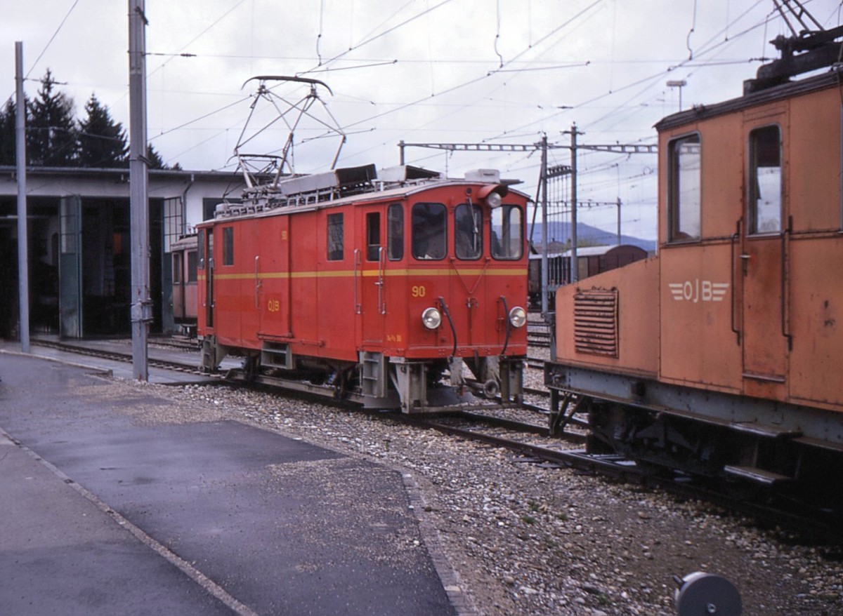 Der Schneepflugwagen Xe2/2 90 der ehemaligen Sernftalbahn. Langenthal 26.April 1970. 