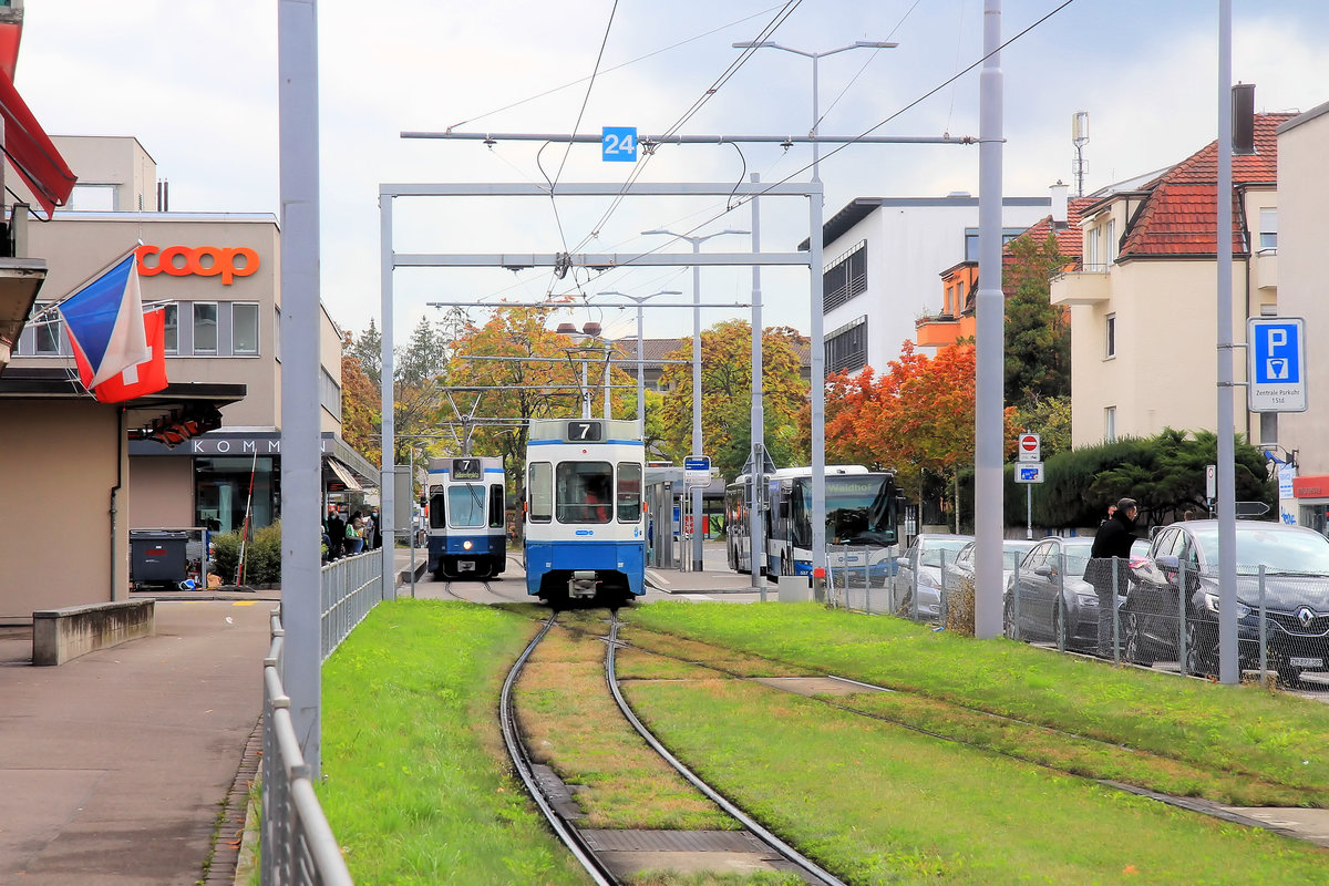 Der Schwamendinger Tunnel: Blick vom Tunnel her zum Schwamendingerplatz. Von links kommt Zug 2022+2017 und wechselt aufs rechte Gleis, an der Haltestelle steht Zug 2115+2422 und wird aufs linke Gleis wechseln. 