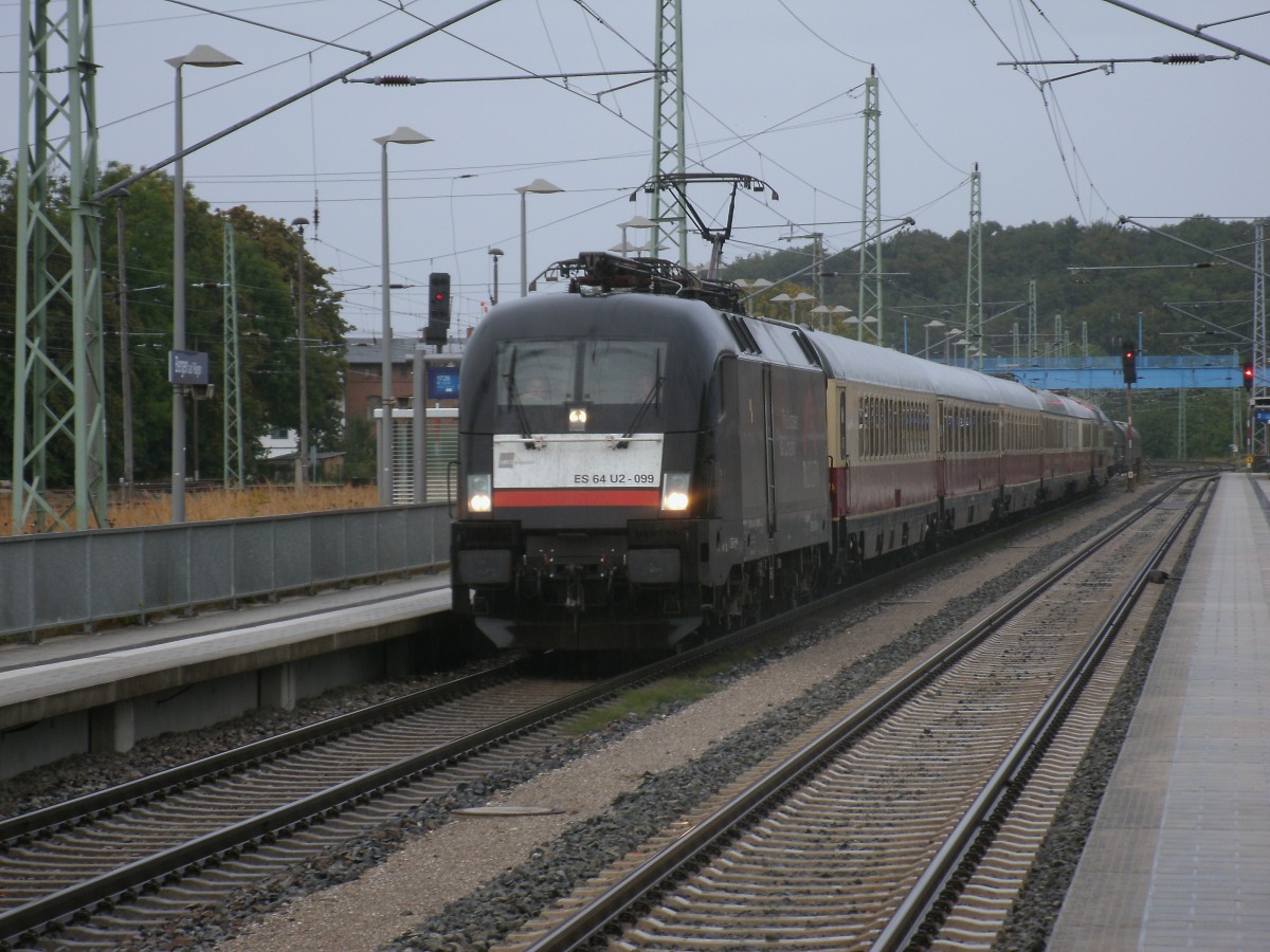Der schwarze MRCE Taurus ES64U2-099 kam mit dem TEE Leerpark aus Binz,am 18.September 2013,durch Bergen/R�gen und fuhr zum Abstellen nach Stralsund.
