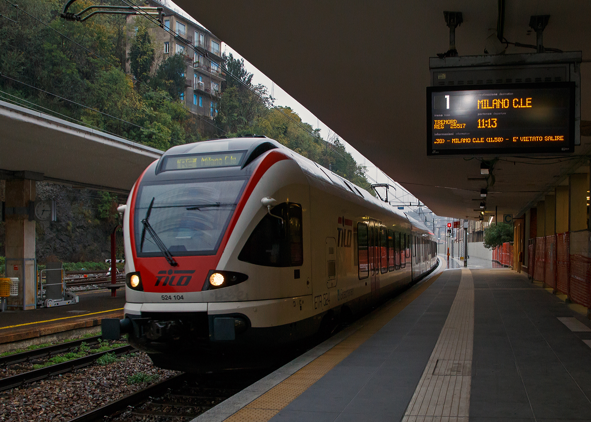 
Der sechsteilige Stadler FLIRT RABe 524 104 „Airolo / Göschenen“ (ETR 524 104) der TiLo (Treni Regionali Ticino Lombardia) fährt am 03.11.2019, als RE 10 (Airolo – Bellinzona – Chiasso – Monza - Milano Centrale), in den Bahnhof Como San Giovanni ein.