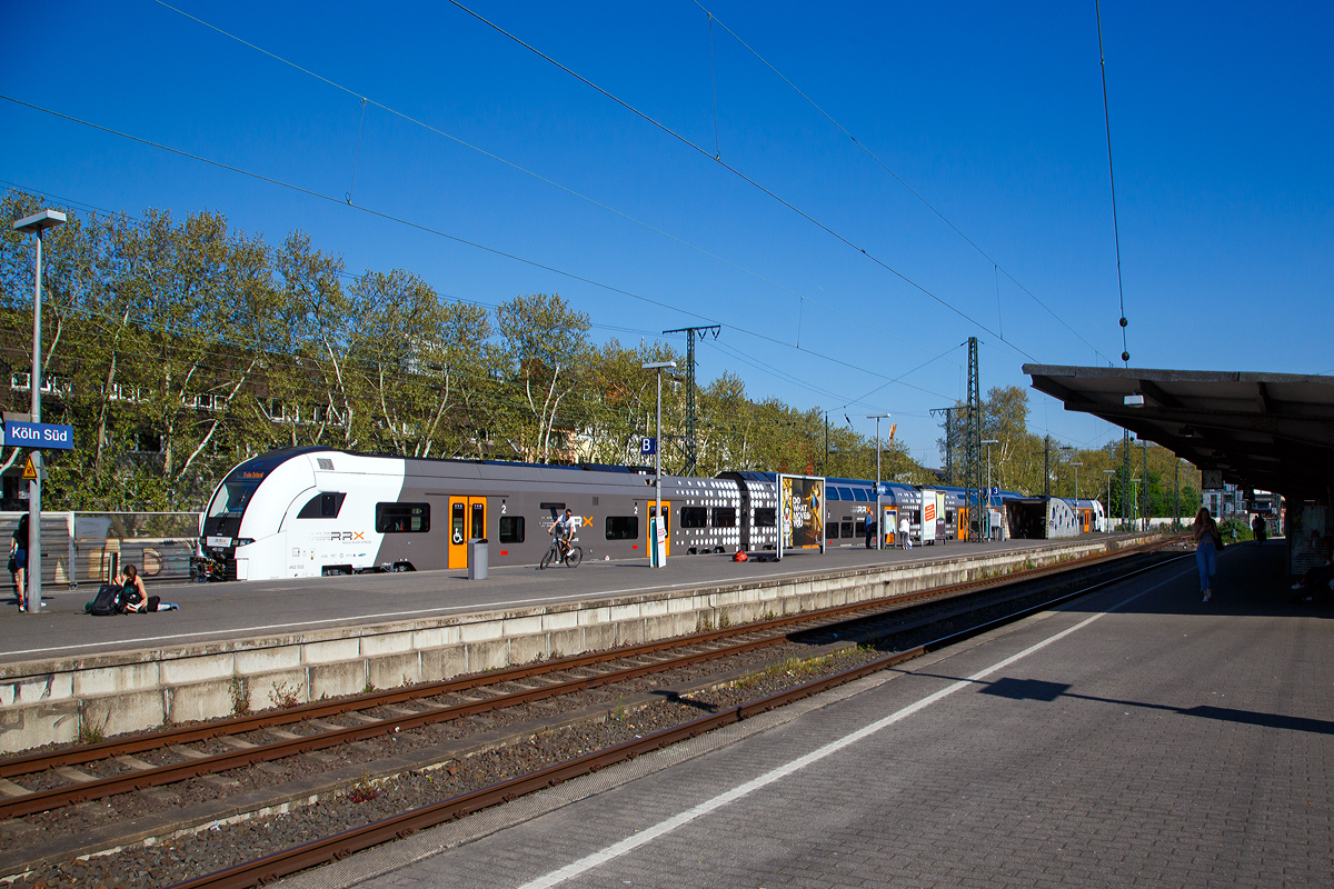 
Der Siemens Desiro HC 462 022 des Rhein-Ruhr-Express fährt am 21.04.2019 (Ostersonntag), wohl auf Leerfahrt mit Anzeige „Frohe Ostern“ durch den Bahnhof Köln Süd.