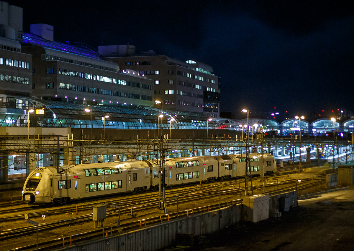 
Der SJ X40 3314, ein dreiteiliger Elektro-Doppelstocktriebzug vom Typ Alstom Coradia Duplex, verlässt am Abend des 20.03.2019 Stockholm Central.