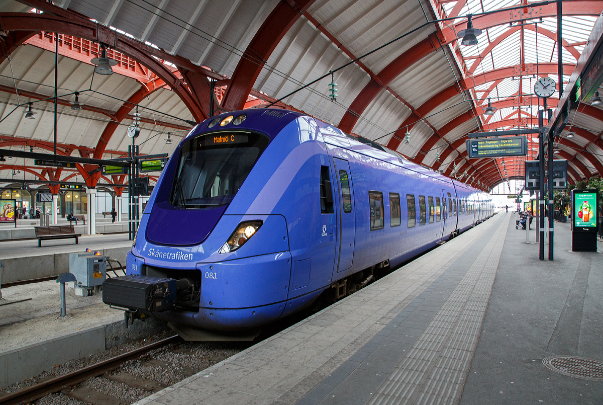 
Der Sknetrafiken X 61 081 „Elin Wgner“ (94 744 610 081-2 S-Skne), ein vierteiliger Elektrotriebzug vom Typ Alstom Coradia Nordic, erreicht am 22.03.2019 den schnen oberirdischen Bereich von Malm Central. 
 
Er fhrt als Pgatgen die Linie 4b (Kristianstad C - Hssleholm C - Malm C – Hyllie). Pgatgen ist eine Regionalbahn im sdschwedischen Schonen (schwedisch Skne). Der Pgatg wird durch das Eisenbahnunternehmen Arriva Tg AB im Auftrag von Region Skne und Sknetrafiken betrieben.

Der X61 ist ein vierteiliger, normalspurige elektrische Triebwagenzug vom Typ Alstom Coradia Nordic der seit 2009 von der Alstom Transport Deutschland GmbH in Salzgitter (vormals Alstom LHB) gebaut wird. Die Triebzge Alstom Coradia Nordic gehren zur Fahrzeugfamilie modularer, vollstndig niederfluriger Nahverkehrs-Gliedertriebzge Alstom Coradia LIREX. Aus dem Konzept ist durch Fortentwicklung eine Familie von vollstndig niederflurigen Triebzgen mit konventionellen Enddrehgestellen und Jakobs-Drehgestellen zwischen den Mittelwagen entstanden. Dabei wurde zuerst die fr den Betrieb in nordischen Lndern geeignete Unterfamilie Coradia Nordic entwickelt und spter daraus die Unterfamilie Coradia Continental fr den Eisenbahn-Betrieb in Mitteleuropa abgeleitet.

Nachdem die ersten Fahrzeuge als X60 bei SL (AB Storstockholms Lokaltrafik) in Betrieb waren, wurden weitere, hnliche Fahrzeuge von anderen Eisenbahngesellschaften in Schweden bestellt. Bei diesen Auftrgen handelt es sich um krzere, vierteilige Versionen, die als X61 und X62 bezeichnet werden.

TECHNISCHE DATEN:
Spurweite: 	1435 mm (Normalspur)
Achsformel: Bo'(Bo')(2')(Bo')Bo'
Lnge ber Kupplung: 74.300 mm
Breite: 3.258 mm
Hhe: 4.280 mm
Dienstgewicht: 160 t
Hchstgeschwindigkeit: 160 km/h
Leistung: 2.000 kW
Stromsystem: 15 kV 16,7 Hz ~
Sitzpltze: 	234

