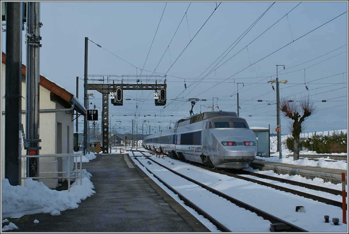 Der SNCF / SBB TGV 112  Ligne de Coeur  der Vorgängergesellschaft von  Lyria , verlässt Frasne in Richtung Paris Gare de Lyon. 

2. April 2010