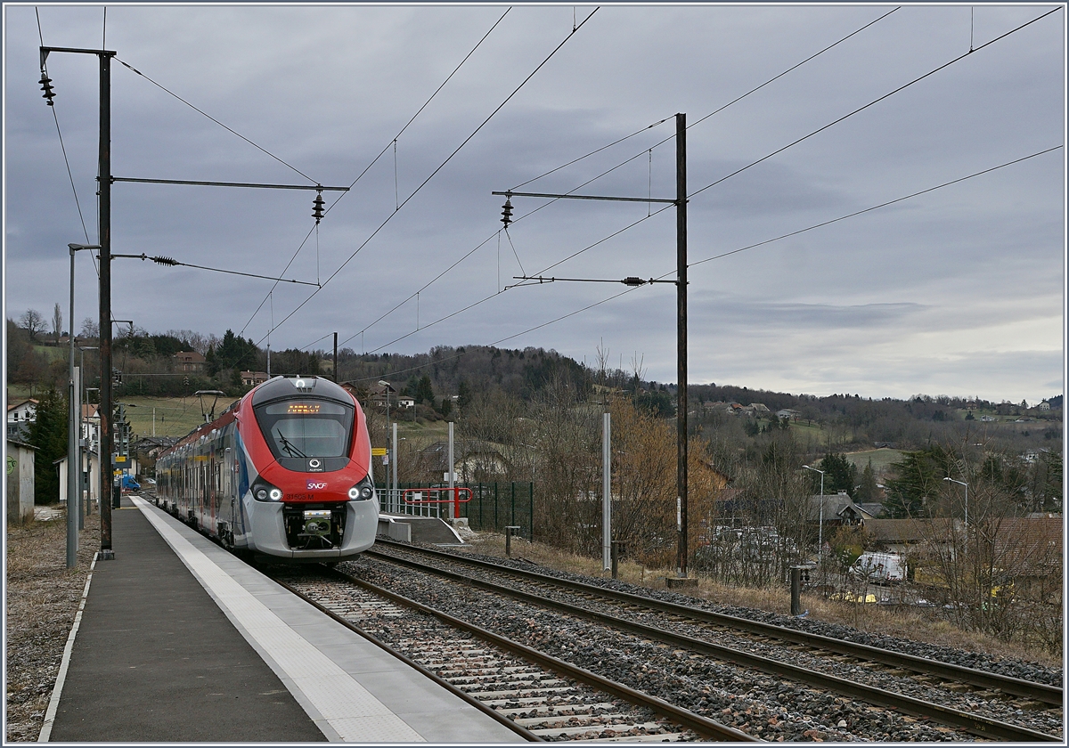 Der SNCF Coradia Polyvalent régional tricourant Z 31505 ist anstelle eines SBB RABe 522 als Léman Express L2 von Coppet nach Annecy unterwegs und verlässt nach einen Kreuzungshalt den Bahnhof Groisy Thorens la Caille. 

13. Februar 2020