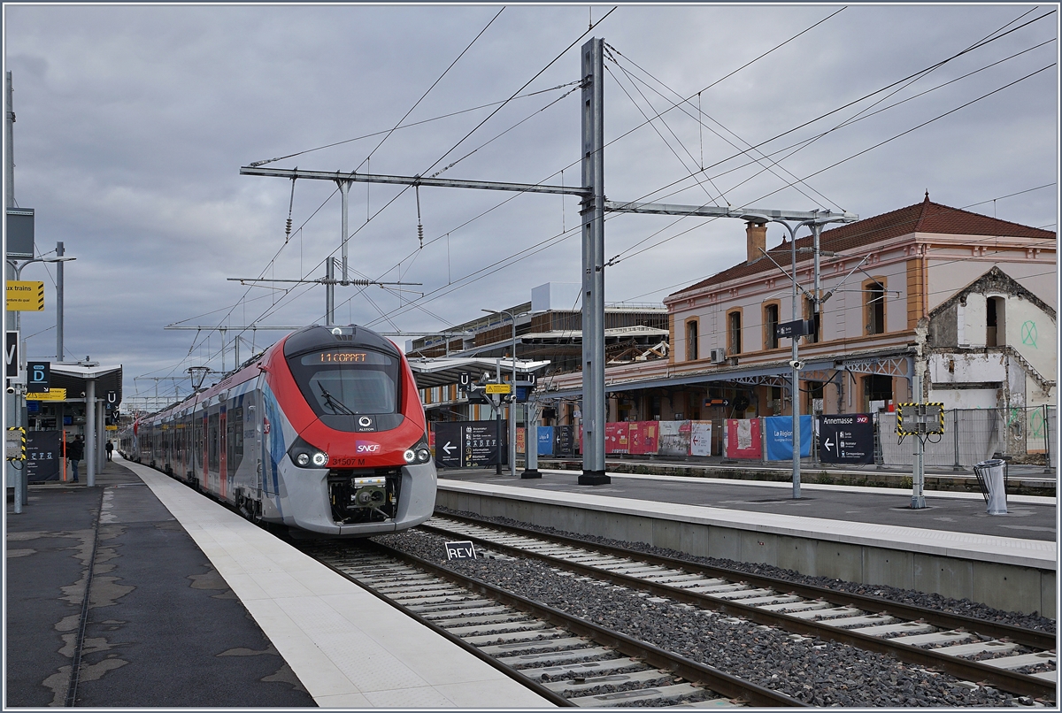 Der SNCF LEX Z 31 507 M (Coradia Polyvalent régional tricourant) in Annemasse.
Der Triebzug mit einem weiteren aus Evian und wird später wieder dorthin zurückfahren. 

15. Dez. 2019